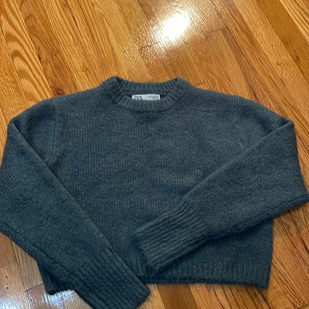 Zara. Cropped Sweater. Size M.